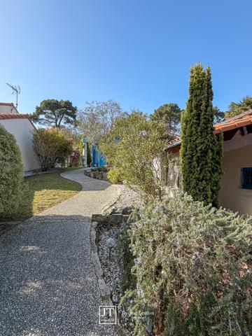 Maison
                                                                                                                                                                                                                                                                                                                        6 pièce(s)                                                                                                                                                                                                          5 chambre(s)                                                                                                                                                                                                          166  m²