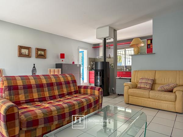 Maison
                                                                                                                                                                                                                                                                                                                        6 pièce(s)                                                                                                                                                                                                          5 chambre(s)                                                                                                                                                                                                          166  m²