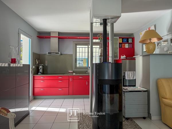 Maison
                                                                                                                                                                                                                                                                                                                        6 pièce(s)                                                                                                                                                                                                          5 chambre(s)                                                                                                                                                                                                          166  m²