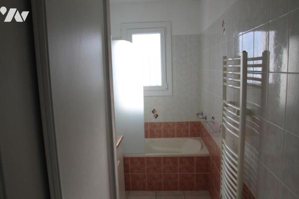 LA CRECHE, AU CALME DANS UNE IMPASSE, AGREABLE PAVILLON DE PLAIN PIED DE TYPE 4 AVEC JARDIN 