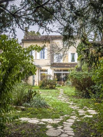 Maison en pierre grand jardin dépendance et garages