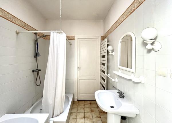 ARCACHON - L'Aiguillon ! Parcelle de 267 m2 avec 2 Maisons de 64 m2 et 50 m2 + patio Sud de 50 m2 !