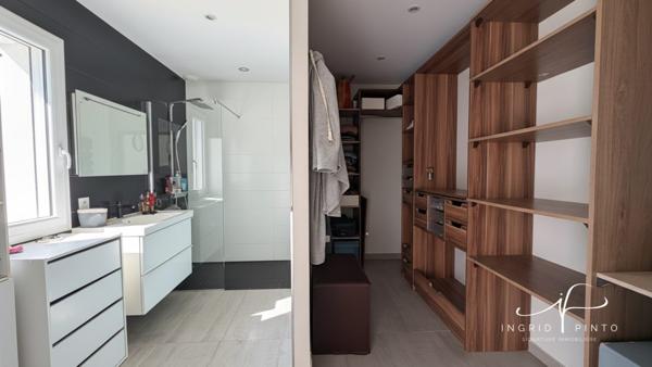 Maison familiale de plain-pied, 152 m² habitables, 5 chambres - Piscine - Double garage