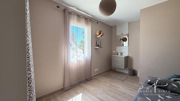 Maison familiale de plain-pied, 152 m² habitables, 5 chambres - Piscine - Double garage