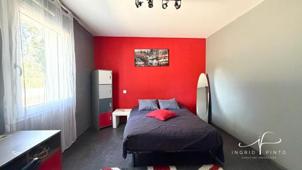 Maison familiale de plain-pied, 152 m² habitables, 5 chambres - Piscine - Double garage