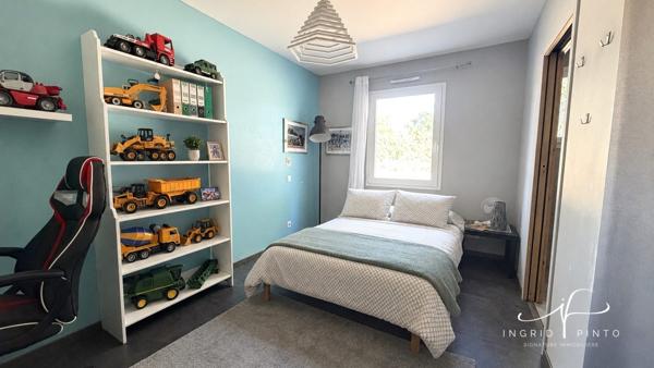 Maison familiale de plain-pied, 152 m² habitables, 5 chambres - Piscine - Double garage