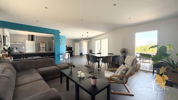 Maison familiale de plain-pied, 152 m² habitables, 5 chambres - Piscine - Double garage
