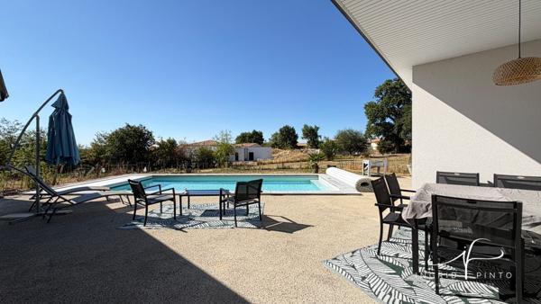 Maison familiale de plain-pied, 152 m² habitables, 5 chambres - Piscine - Double garage