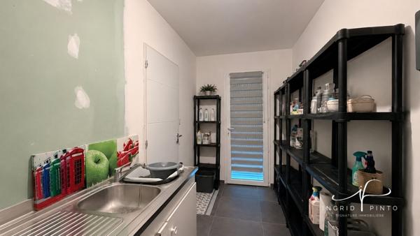 Maison familiale de plain-pied, 152 m² habitables, 5 chambres - Piscine - Double garage