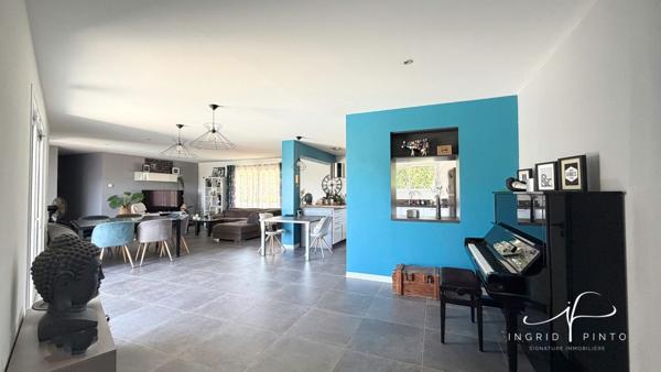 Maison familiale de plain-pied, 152 m² habitables, 5 chambres - Piscine - Double garage