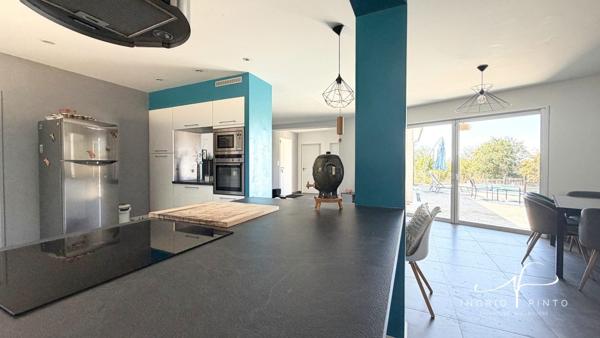 Maison familiale de plain-pied, 152 m² habitables, 5 chambres - Piscine - Double garage
