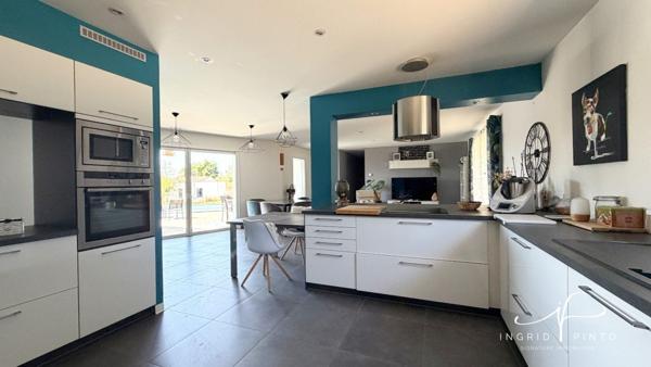 Maison familiale de plain-pied, 152 m² habitables, 5 chambres - Piscine - Double garage