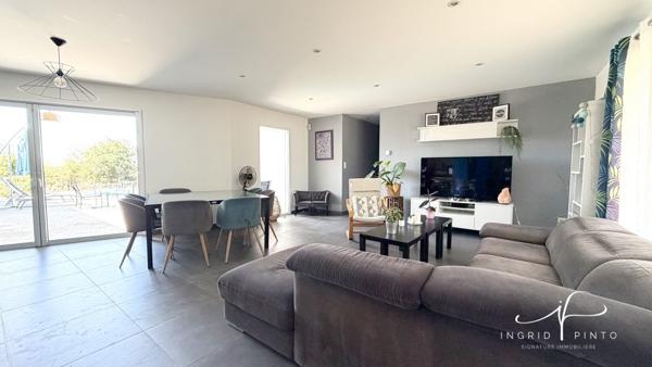 Maison familiale de plain-pied, 152 m² habitables, 5 chambres - Piscine - Double garage