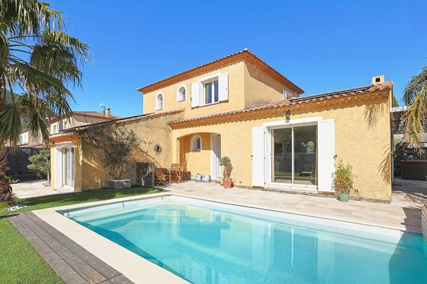 Villa 5 pièce(s) 132.75 m2 avec piscine