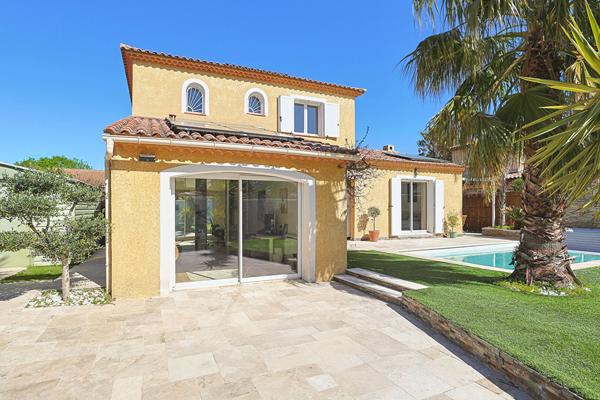 Villa 5 pièce(s) 132.75 m2 avec piscine