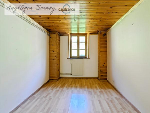 Maison mitoyenne avec potentiel – 103 m² habitables – Montrevel (39320), secteur Jura