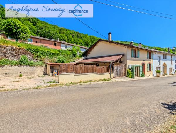 Maison mitoyenne avec potentiel – 103 m² habitables – Montrevel (39320), secteur Jura