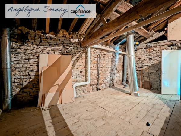 Maison mitoyenne avec potentiel – 103 m² habitables – Montrevel (39320), secteur Jura