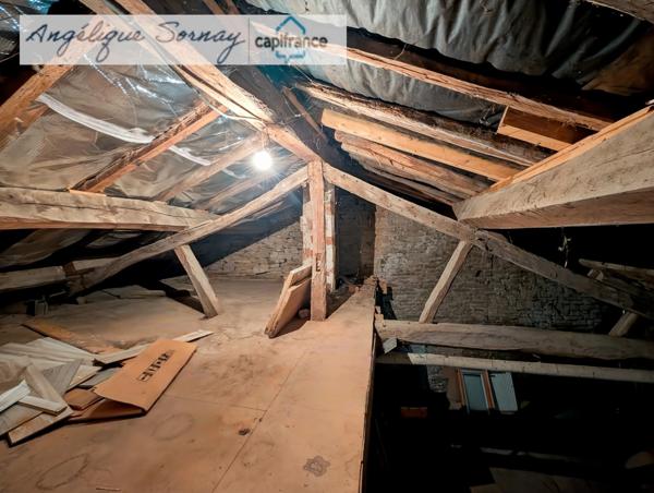 Maison mitoyenne avec potentiel – 103 m² habitables – Montrevel (39320), secteur Jura