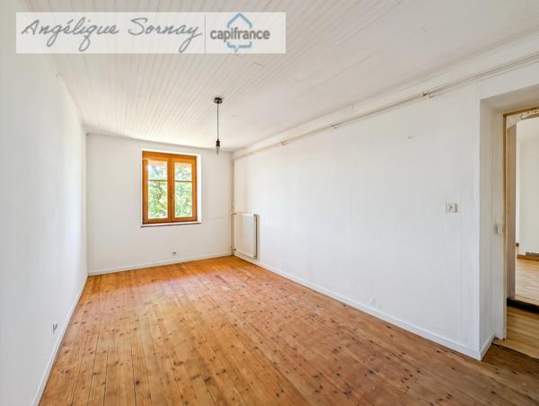 Maison mitoyenne avec potentiel – 103 m² habitables – Montrevel (39320), secteur Jura