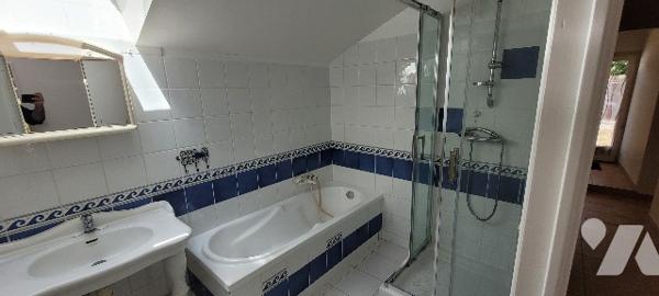 Avec ses deux entrées, ses deux espaces, cette maison est idéale pour un projet familial ou locatif.