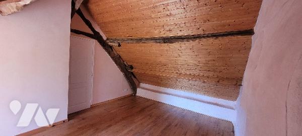 Avec ses deux entrées, ses deux espaces, cette maison est idéale pour un projet familial ou locatif.