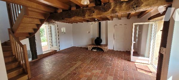 Avec ses deux entrées, ses deux espaces, cette maison est idéale pour un projet familial ou locatif.