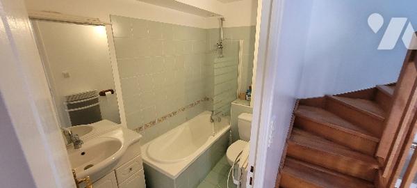 Avec ses deux entrées, ses deux espaces, cette maison est idéale pour un projet familial ou locatif.