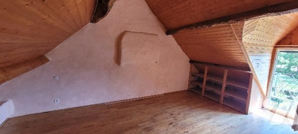 Avec ses deux entrées, ses deux espaces, cette maison est idéale pour un projet familial ou locatif.