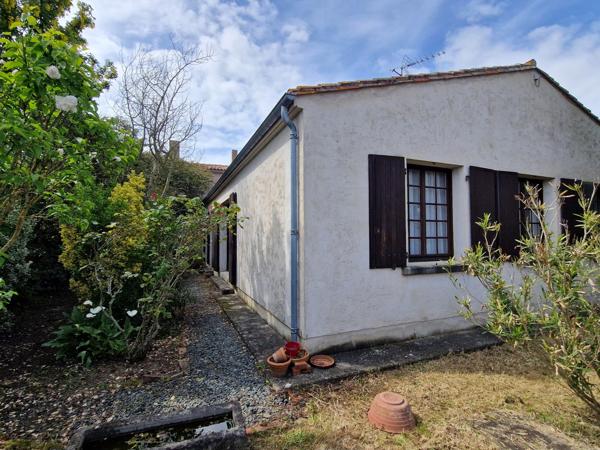 Dpt Charente Maritime (17), à vendre CHATELAILLON proche, maison 103 m² habitales, 3 chambres, bureau et garage.