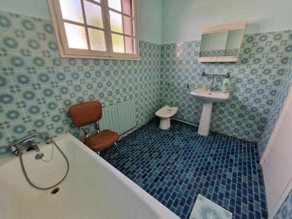 Dpt Charente Maritime (17), à vendre CHATELAILLON proche, maison 103 m² habitales, 3 chambres, bureau et garage.