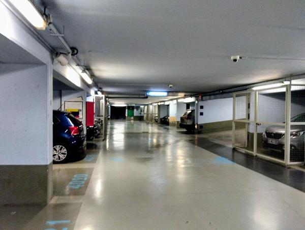 Grande place dans un parking sécurisé face à la Maison de la Radio