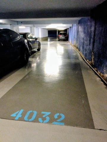 Grande place dans un parking sécurisé face à la Maison de la Radio