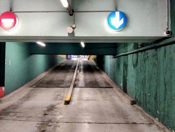 Grande place dans un parking sécurisé face à la Maison de la Radio