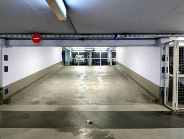 Grande place dans un parking sécurisé face à la Maison de la Radio
