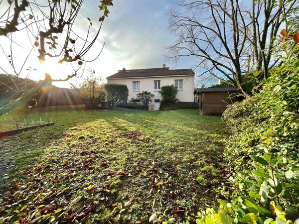 Maison à sous sol, 6/7 chambres, garage sur un terrain de 1000m2