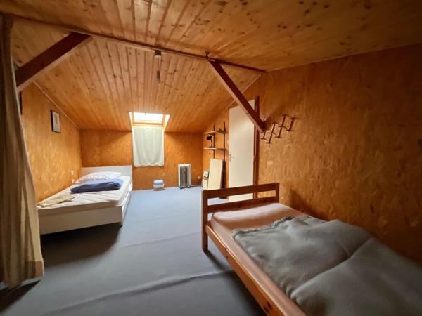 Maison à sous sol, 6/7 chambres, garage sur un terrain de 1000m2