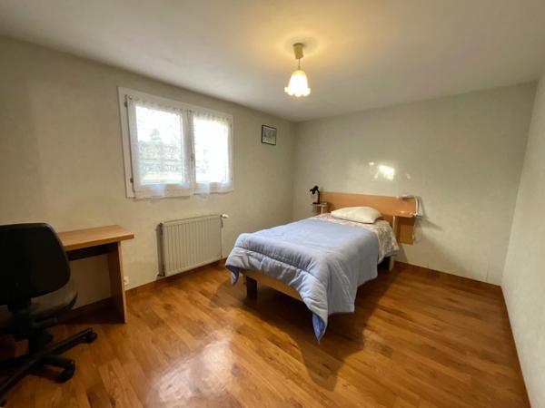 Maison à sous sol, 6/7 chambres, garage sur un terrain de 1000m2