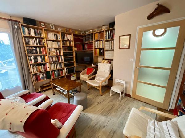 Maison à sous sol, 6/7 chambres, garage sur un terrain de 1000m2