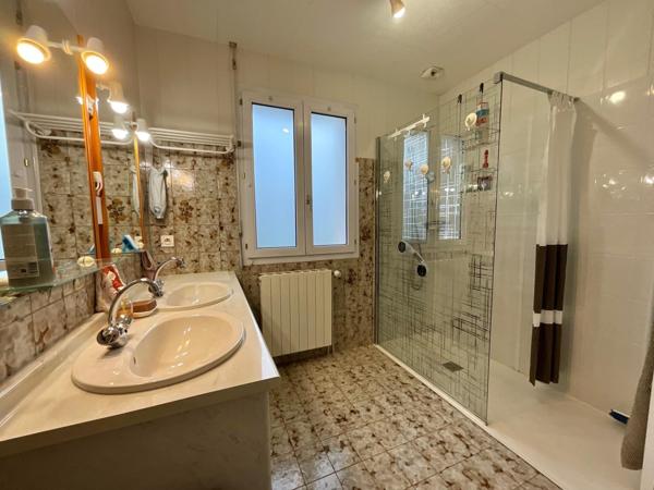 Maison à sous sol, 6/7 chambres, garage sur un terrain de 1000m2