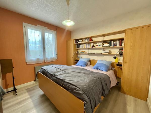 Maison à sous sol, 6/7 chambres, garage sur un terrain de 1000m2