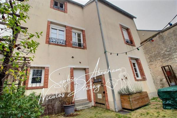 Maison en pierres, 3 chambres, grenier aménageable avec cour, dépendance et cave