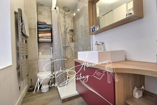 Maison en pierres, 3 chambres, grenier aménageable avec cour, dépendance et cave