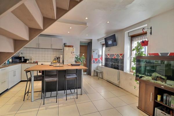 Longère de 140 m2 habitables, 4 chambres, habitables en plain pied, cour de stationnement et jardin clos avec dépendance .