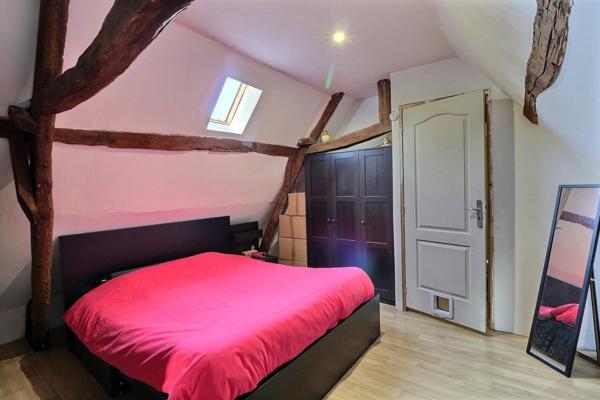 Longère de 140 m2 habitables, 4 chambres, habitables en plain pied, cour de stationnement et jardin clos avec dépendance .