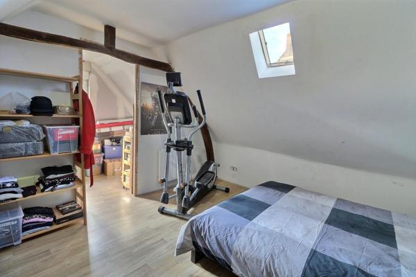 Longère de 140 m2 habitables, 4 chambres, habitables en plain pied, cour de stationnement et jardin clos avec dépendance .