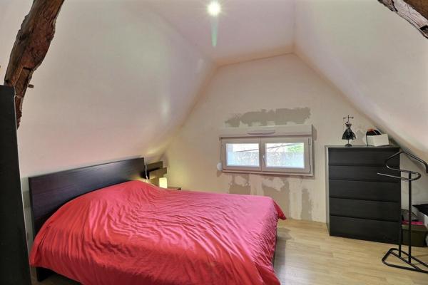 Longère de 140 m2 habitables, 4 chambres, habitables en plain pied, cour de stationnement et jardin clos avec dépendance .