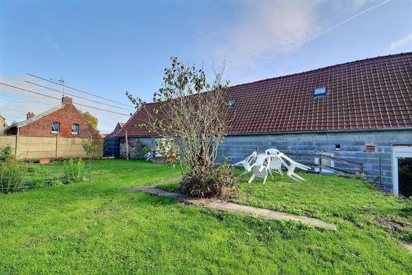 Longère de 140 m2 habitables, 4 chambres, habitables en plain pied, cour de stationnement et jardin clos avec dépendance .