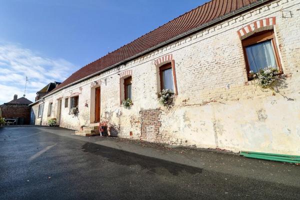 Longère de 140 m2 habitables, 4 chambres, habitables en plain pied, cour de stationnement et jardin clos avec dépendance .