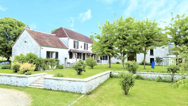 Coulommiers (77120) Propriété avec terrain de 1,25 hectares.